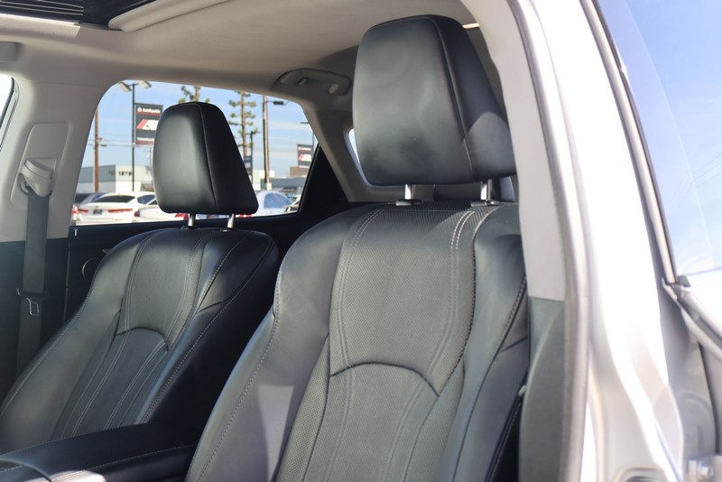 Lexus RX Vehicle Full-screen Gallery Image 19