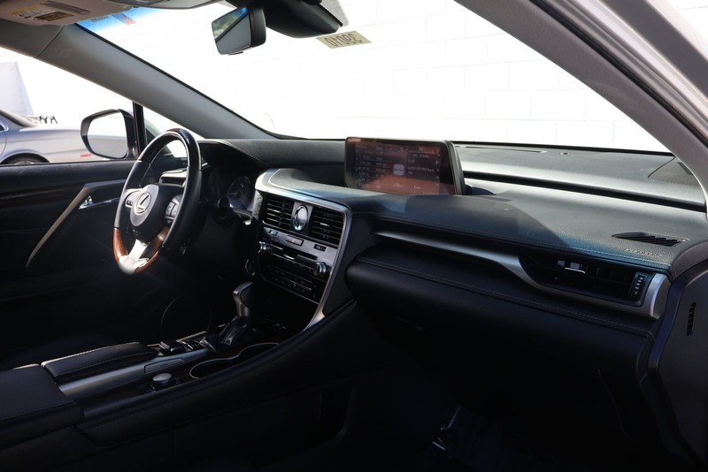 Lexus RX Vehicle Full-screen Gallery Image 20