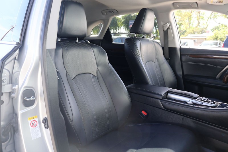 Lexus RX Vehicle Full-screen Gallery Image 21