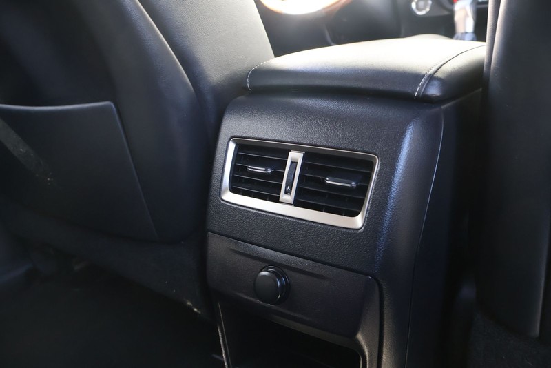 Lexus RX Vehicle Full-screen Gallery Image 23