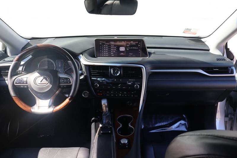 Lexus RX Vehicle Full-screen Gallery Image 24