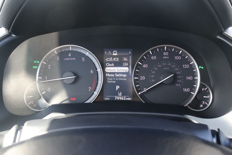 Lexus RX Vehicle Full-screen Gallery Image 25