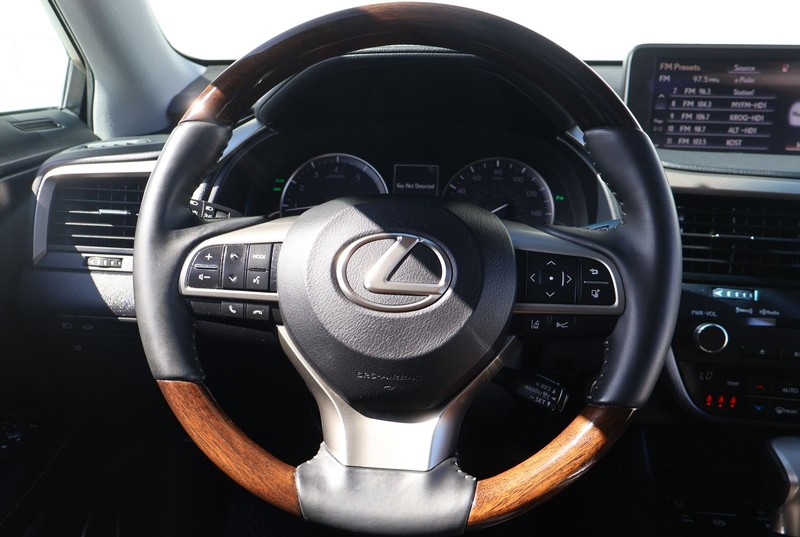 Lexus RX Vehicle Full-screen Gallery Image 26