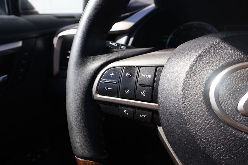 Lexus RX Vehicle Full-screen Gallery Image 27