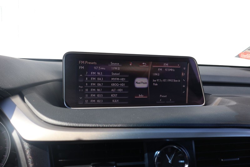 Lexus RX Vehicle Full-screen Gallery Image 31