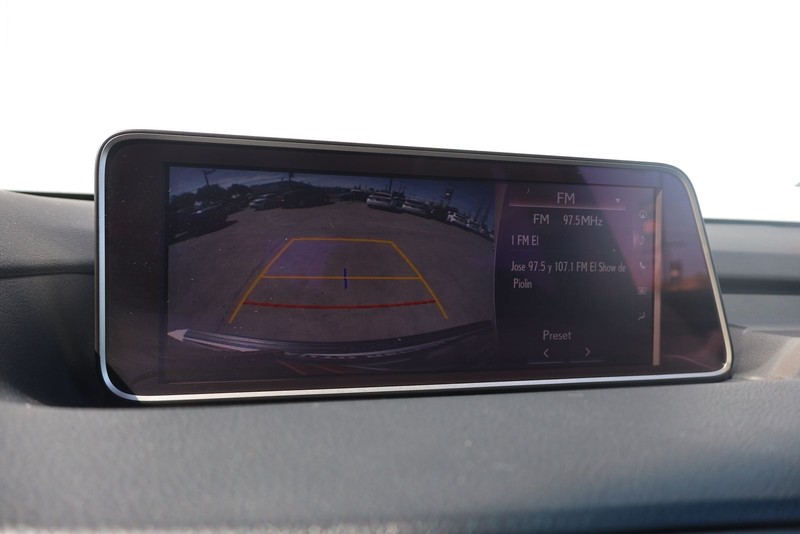 Lexus RX Vehicle Full-screen Gallery Image 32