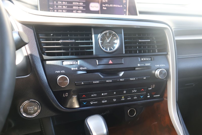 Lexus RX Vehicle Full-screen Gallery Image 33