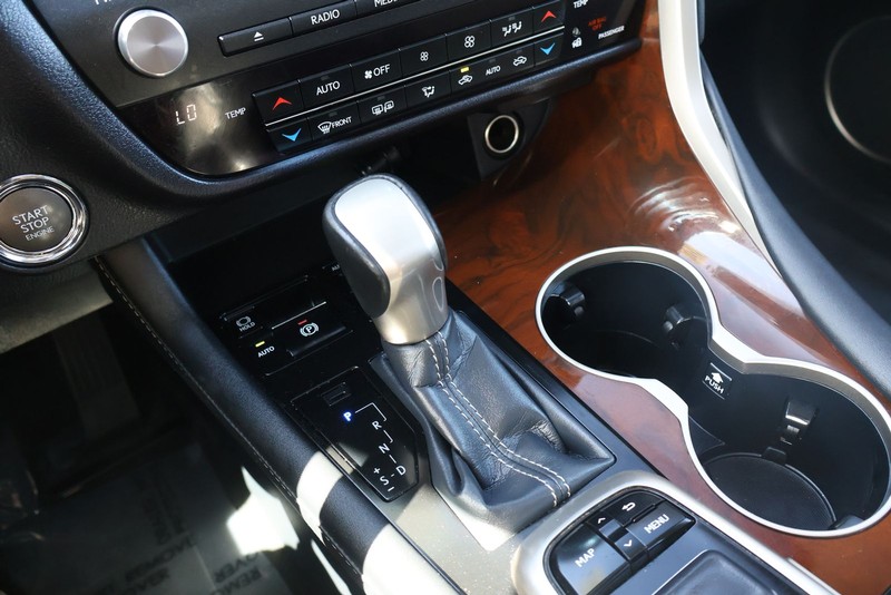 Lexus RX Vehicle Full-screen Gallery Image 35