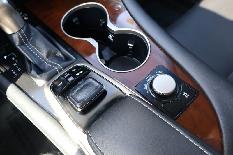 Lexus RX Vehicle Full-screen Gallery Image 36