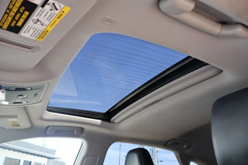 Lexus RX Vehicle Full-screen Gallery Image 38