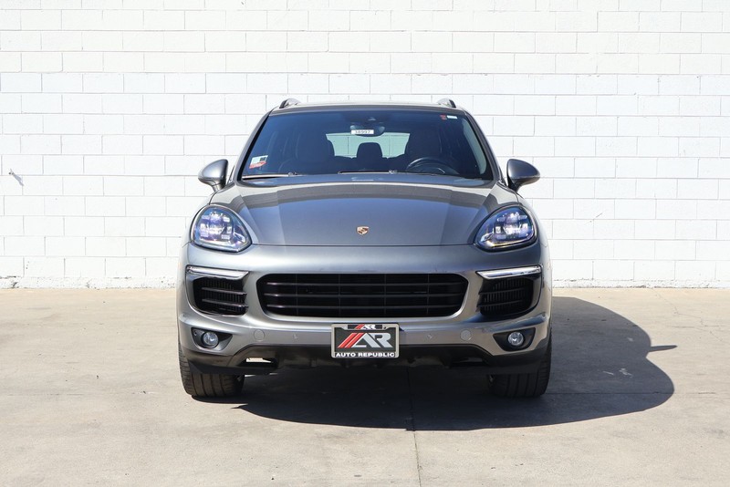 Porsche Cayenne Vehicle Full-screen Gallery Image 02