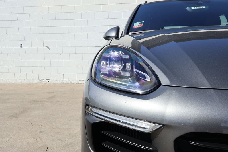 Porsche Cayenne Vehicle Full-screen Gallery Image 03