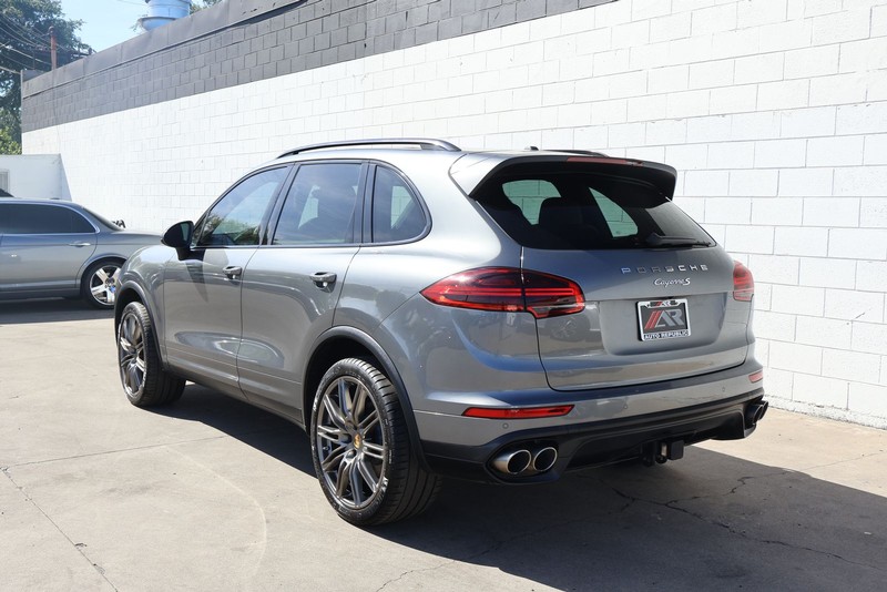 Porsche Cayenne Vehicle Full-screen Gallery Image 10