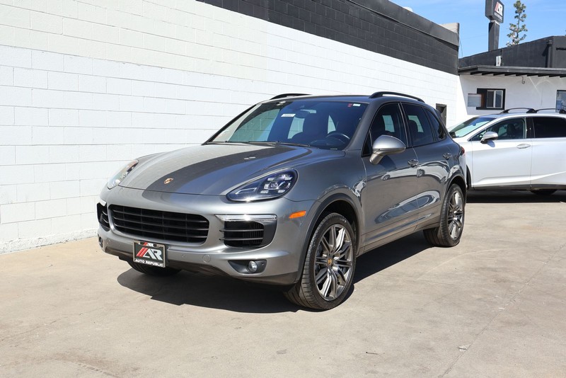Porsche Cayenne Vehicle Full-screen Gallery Image 12