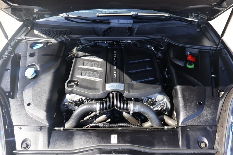 Porsche Cayenne Vehicle Full-screen Gallery Image 13