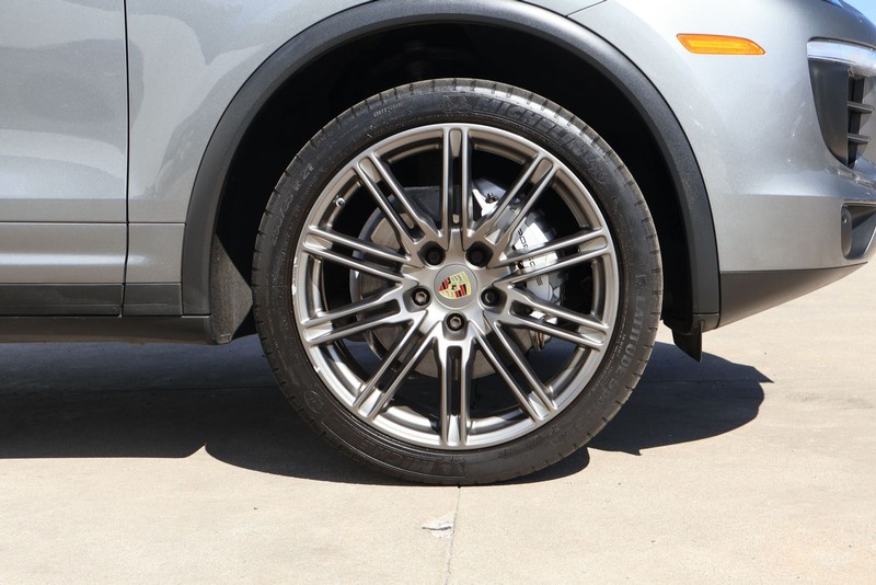 Porsche Cayenne Vehicle Full-screen Gallery Image 14