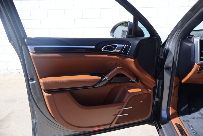 Porsche Cayenne Vehicle Full-screen Gallery Image 15