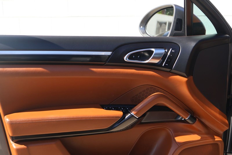 Porsche Cayenne Vehicle Full-screen Gallery Image 16