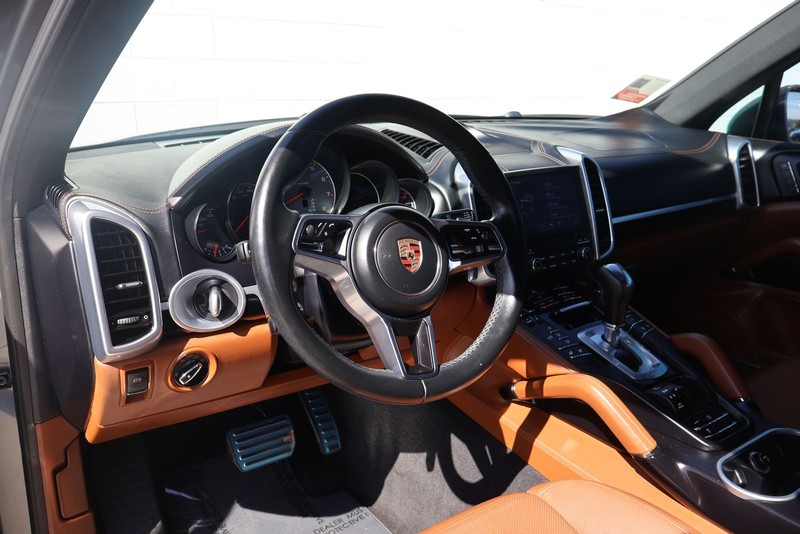 Porsche Cayenne Vehicle Full-screen Gallery Image 17