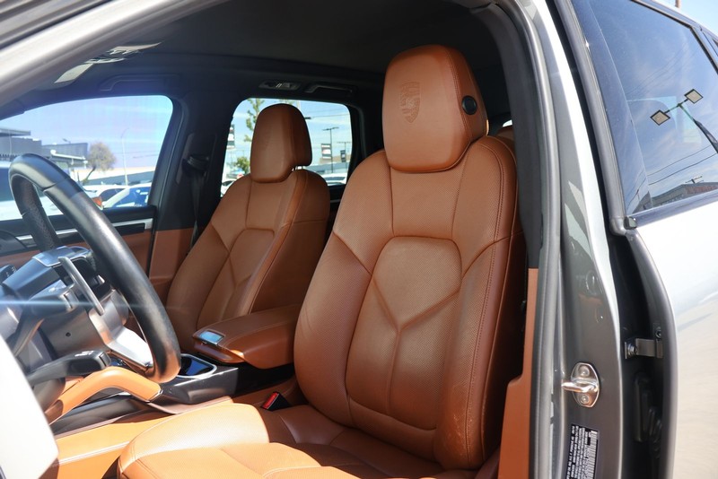 Porsche Cayenne Vehicle Full-screen Gallery Image 18