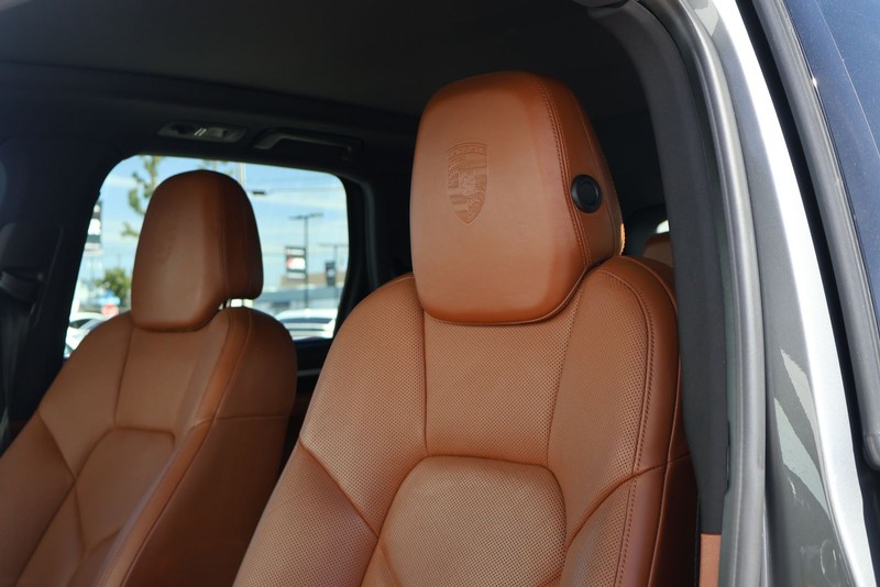 Porsche Cayenne Vehicle Full-screen Gallery Image 19
