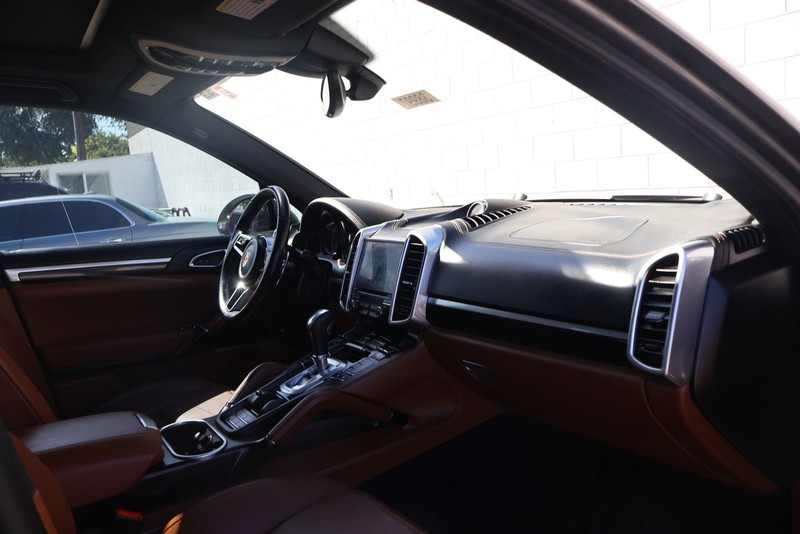 Porsche Cayenne Vehicle Full-screen Gallery Image 20