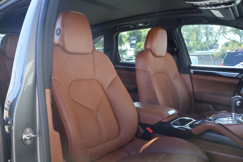 Porsche Cayenne Vehicle Full-screen Gallery Image 21