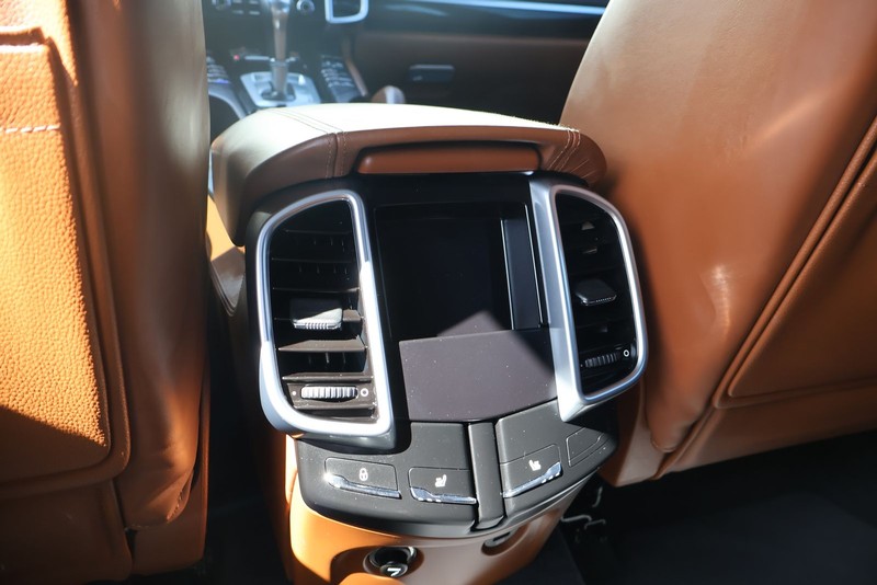 Porsche Cayenne Vehicle Full-screen Gallery Image 23