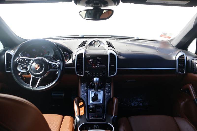 Porsche Cayenne Vehicle Full-screen Gallery Image 24