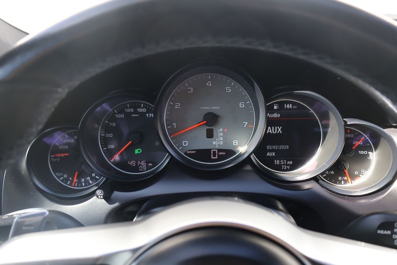 Porsche Cayenne Vehicle Full-screen Gallery Image 25