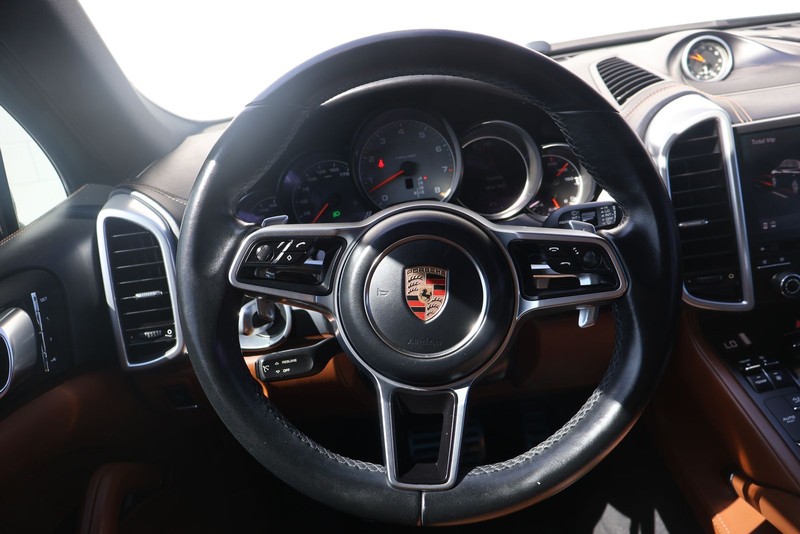 Porsche Cayenne Vehicle Full-screen Gallery Image 26