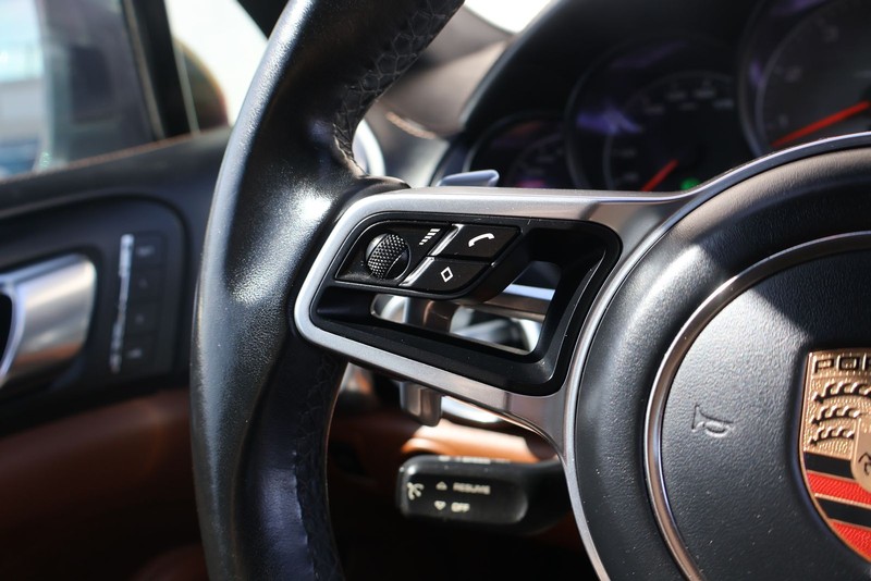 Porsche Cayenne Vehicle Full-screen Gallery Image 27