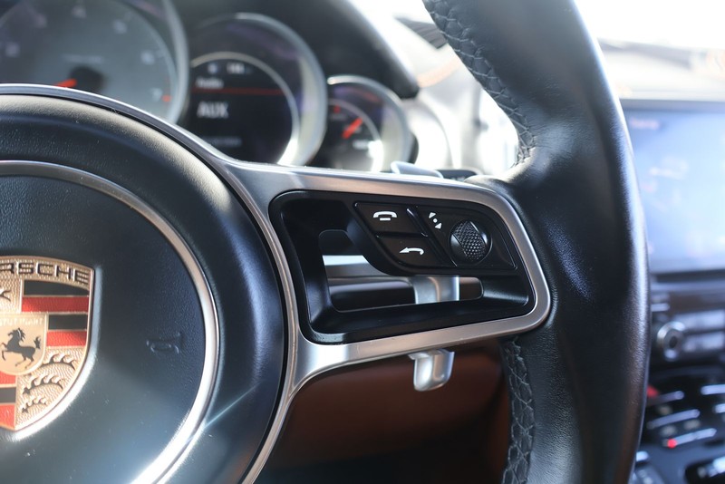 Porsche Cayenne Vehicle Full-screen Gallery Image 28