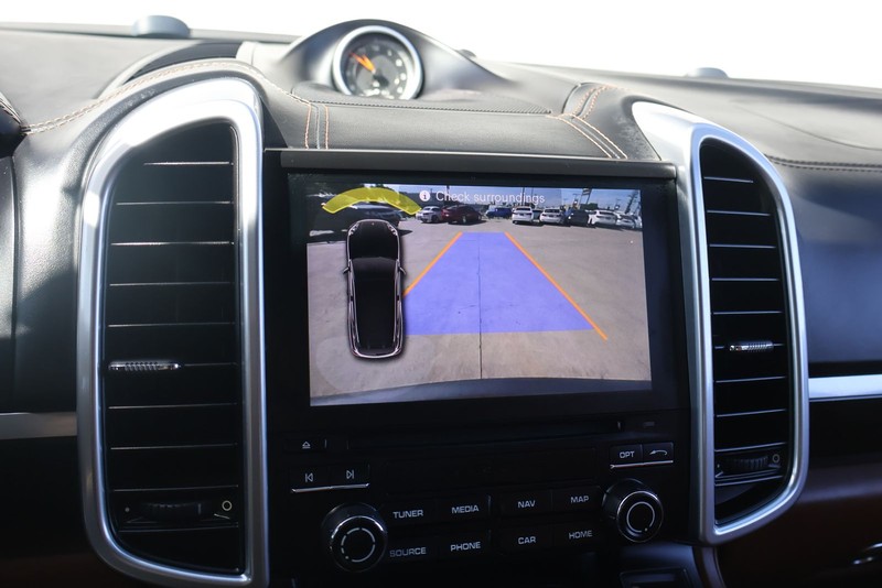 Porsche Cayenne Vehicle Full-screen Gallery Image 32