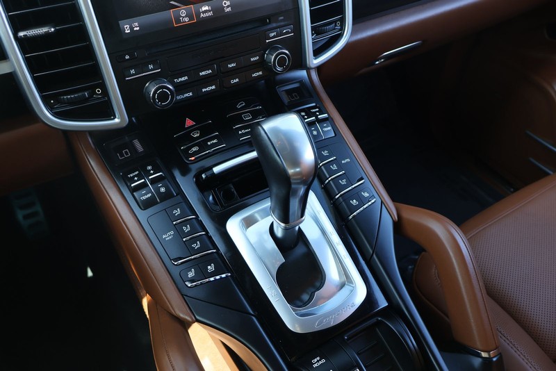 Porsche Cayenne Vehicle Full-screen Gallery Image 33