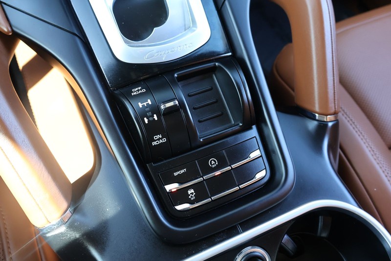 Porsche Cayenne Vehicle Full-screen Gallery Image 34
