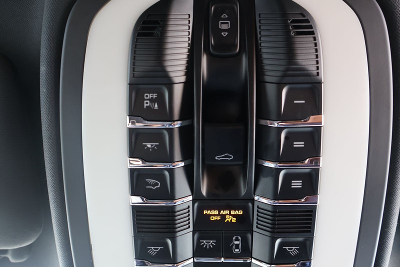 Porsche Cayenne Vehicle Full-screen Gallery Image 35