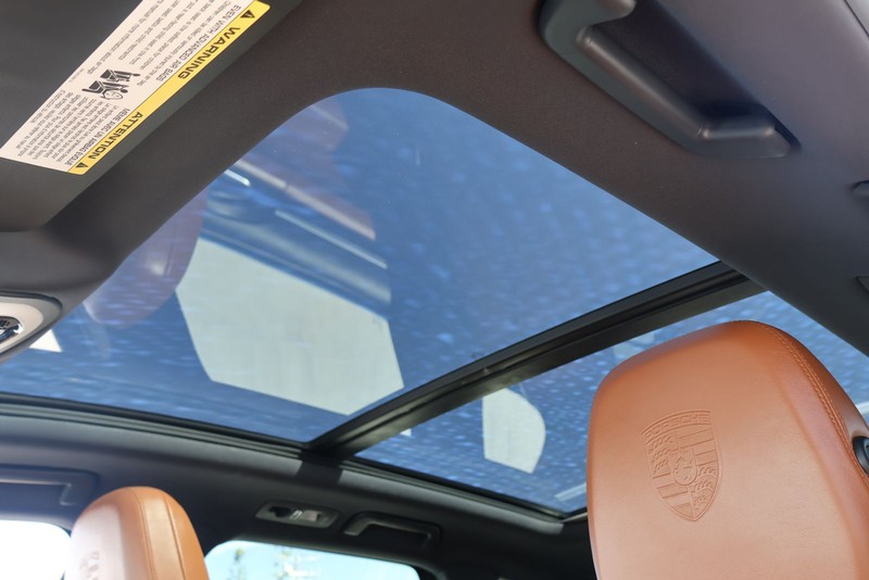 Porsche Cayenne Vehicle Full-screen Gallery Image 36