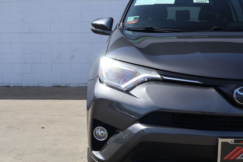 Toyota RAV4 Vehicle Full-screen Gallery Image 03