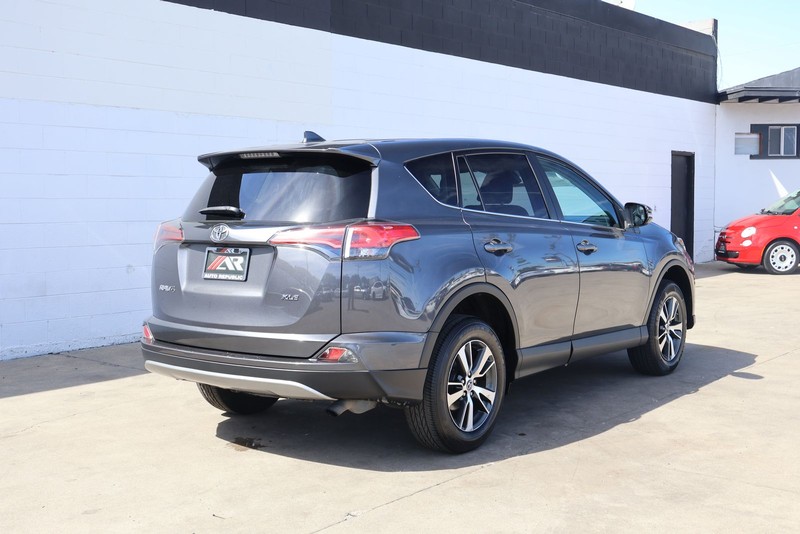 Toyota RAV4 Vehicle Full-screen Gallery Image 05