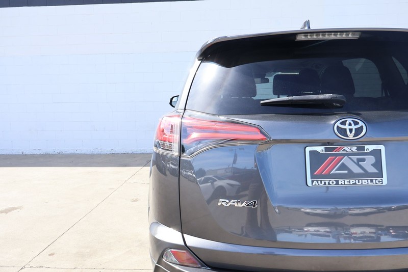 Toyota RAV4 Vehicle Full-screen Gallery Image 07