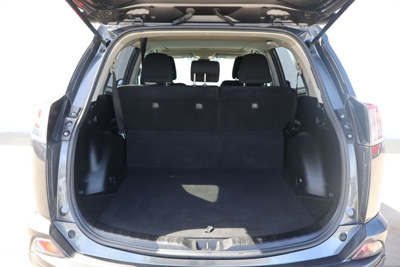 Toyota RAV4 Vehicle Full-screen Gallery Image 08