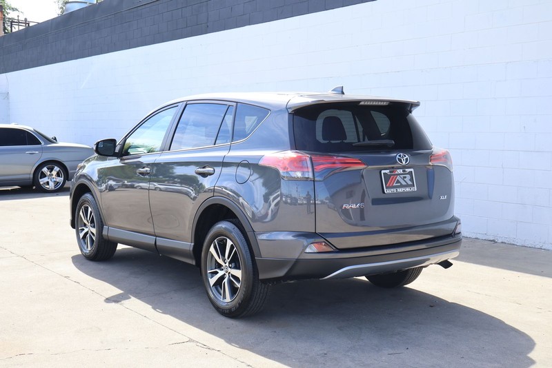 Toyota RAV4 Vehicle Full-screen Gallery Image 09