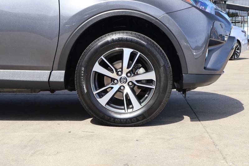 Toyota RAV4 Vehicle Full-screen Gallery Image 13