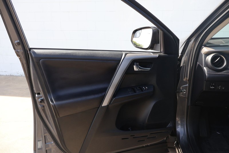 Toyota RAV4 Vehicle Full-screen Gallery Image 14