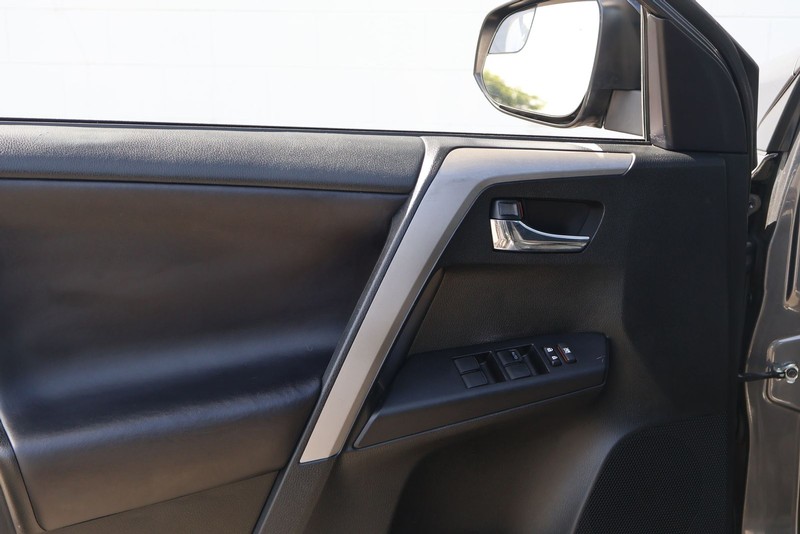 Toyota RAV4 Vehicle Full-screen Gallery Image 15