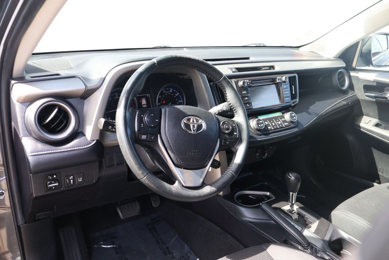 Toyota RAV4 Vehicle Full-screen Gallery Image 16