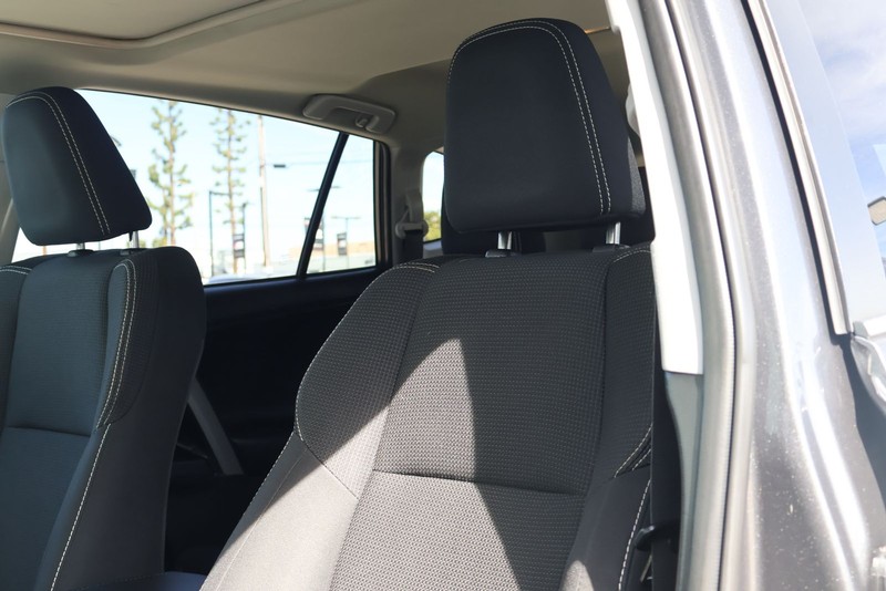 Toyota RAV4 Vehicle Full-screen Gallery Image 17