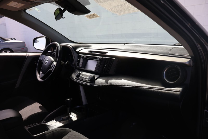 Toyota RAV4 Vehicle Full-screen Gallery Image 18