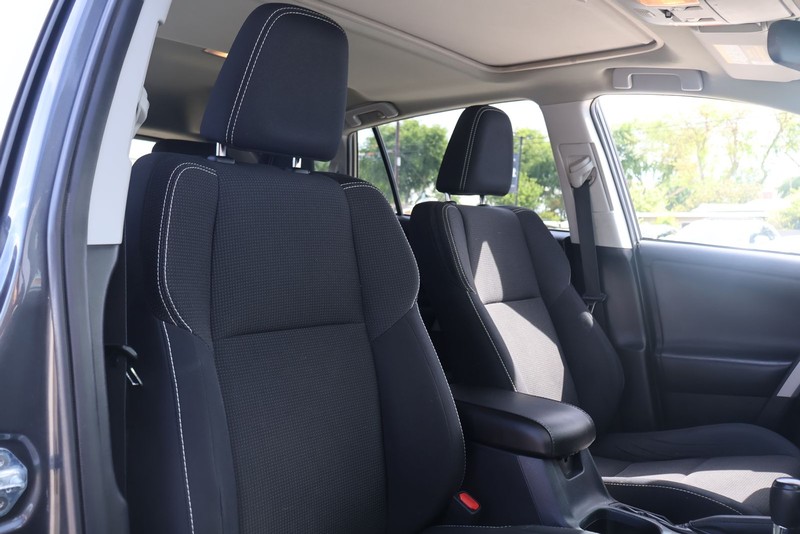 Toyota RAV4 Vehicle Full-screen Gallery Image 19